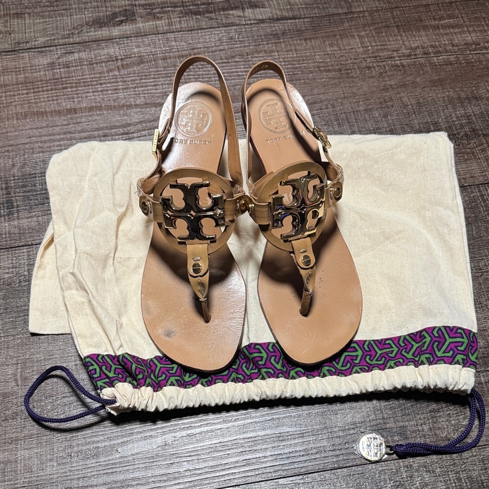 Tory Burch Holly kitten heel LoGo patent thong sandals 🩴